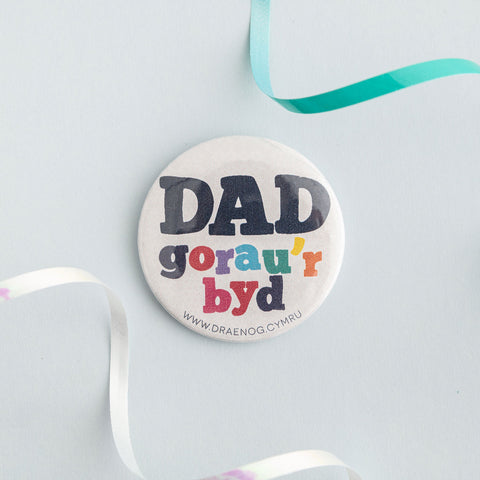 Best dad in the world badge 'Dad gorau'r byd'
