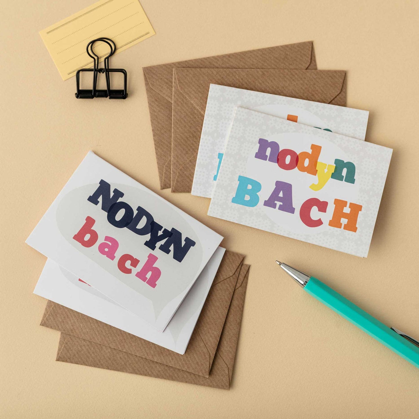Pecyn o 4 cardiau bach Nodyn bach