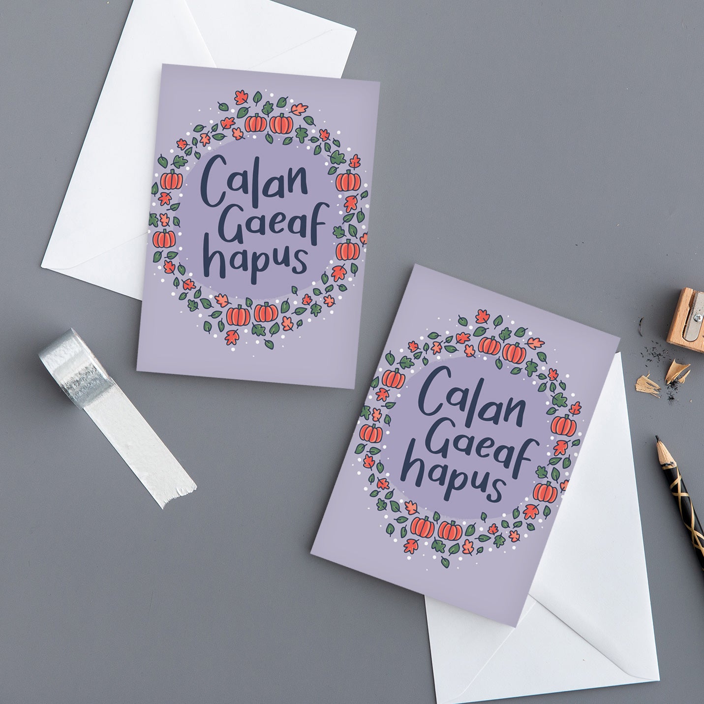 Pecyn o gardiau Calan Gaeaf Cymraeg efo pwmpenni 'Calan Gaeaf hapus' - 4, 8 neu 12 cerdyn