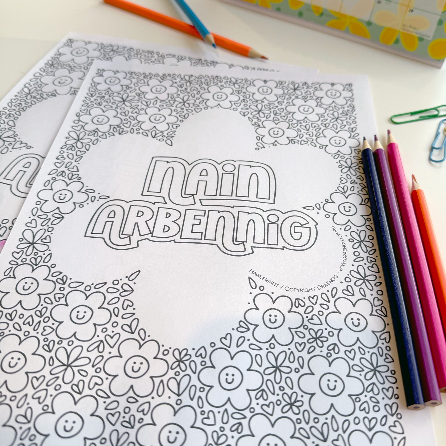 Taflen lliwio - Nain Arbennig