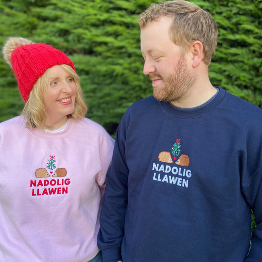 Siwmper Nadolig Cymraeg Nadolig Llawen efo Draenogod