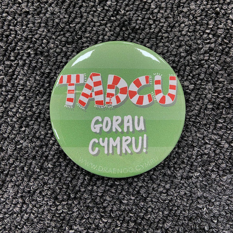 Best Grandad in Wales badge 'Tadcu gorau Cymru'