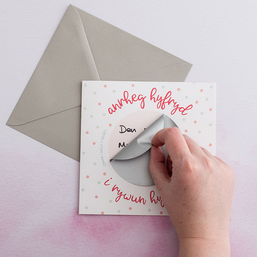 Secret message scratch card 'Anrheg hyfryd i rywun hyfryd!'