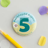 Birthday badge Age 5 green 'Penblwydd Hapus!'