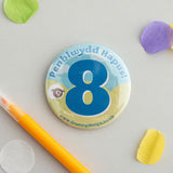 Birthday badge Age 8 blue 'Penblwydd Hapus!'
