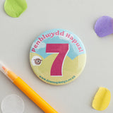 Birthday badge Age 7 pink 'Penblwydd Hapus!'