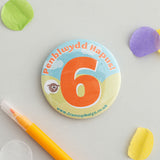 Birthday badge Age 6 orange 'Penblwydd Hapus!'