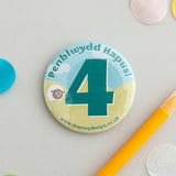 Birthday badges Age 4 green 'Penblwydd Hapus!'