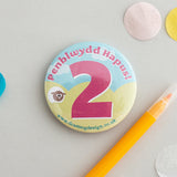 Birthday badges Age 2 pink 'Penblwydd Hapus!'