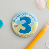 Birthday badges Age 3 blue 'Penblwydd Hapus!'