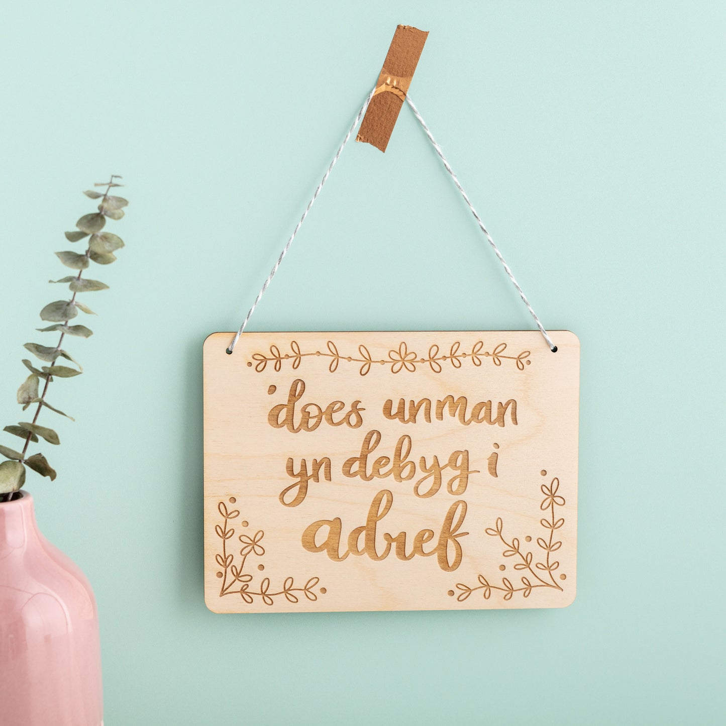 Arwydd Pren - Adref