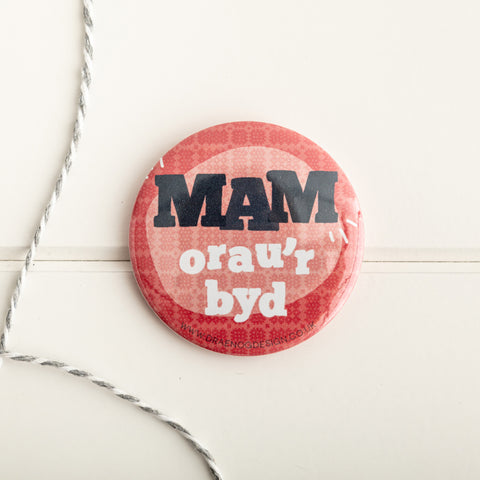 World's Best Mam badge 'Mam orau'r byd'