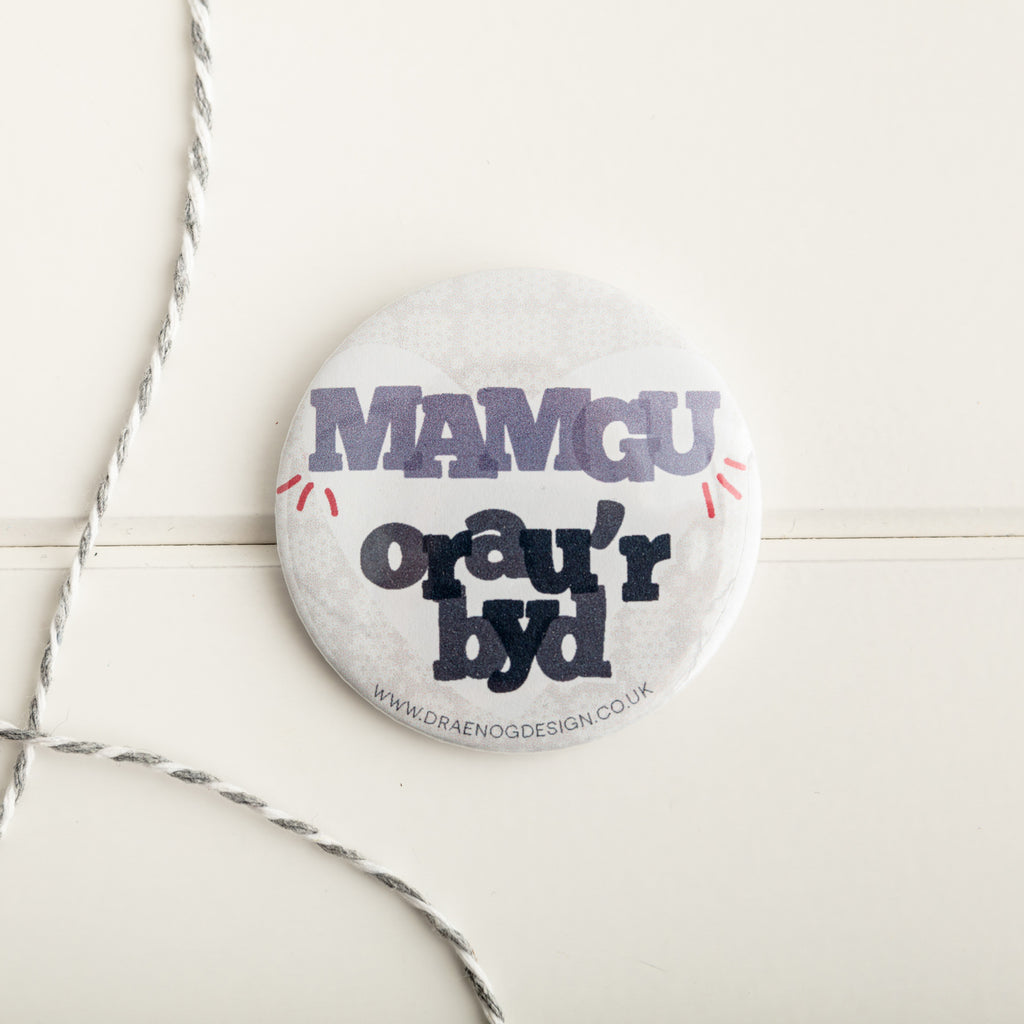 World's Best Gran badge 'Mamgu orau'r byd'
