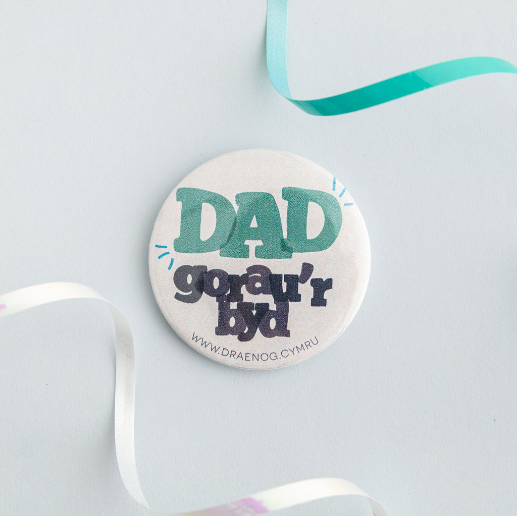 Best dad in the world badge 'Dad gorau'r byd'