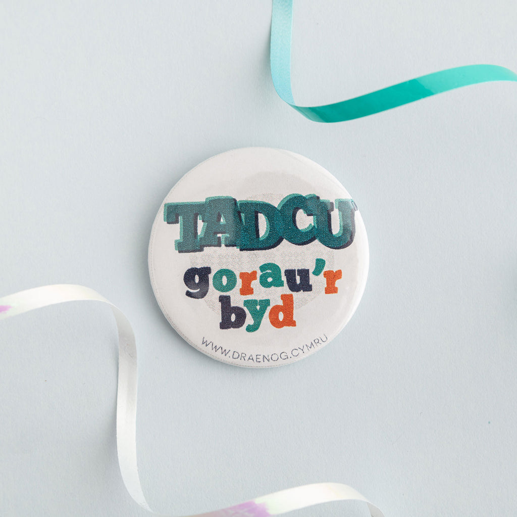 Best Grandad in the world badge 'Tadcu gorau'r byd'